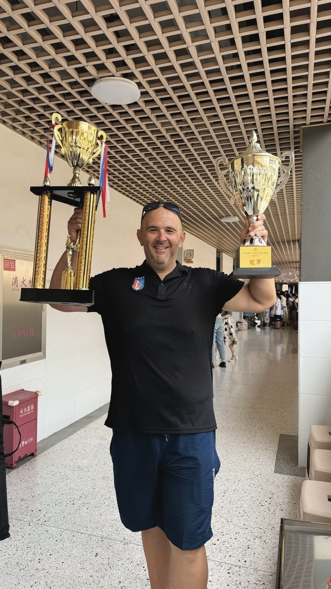 同时兼任金, 志多年来表